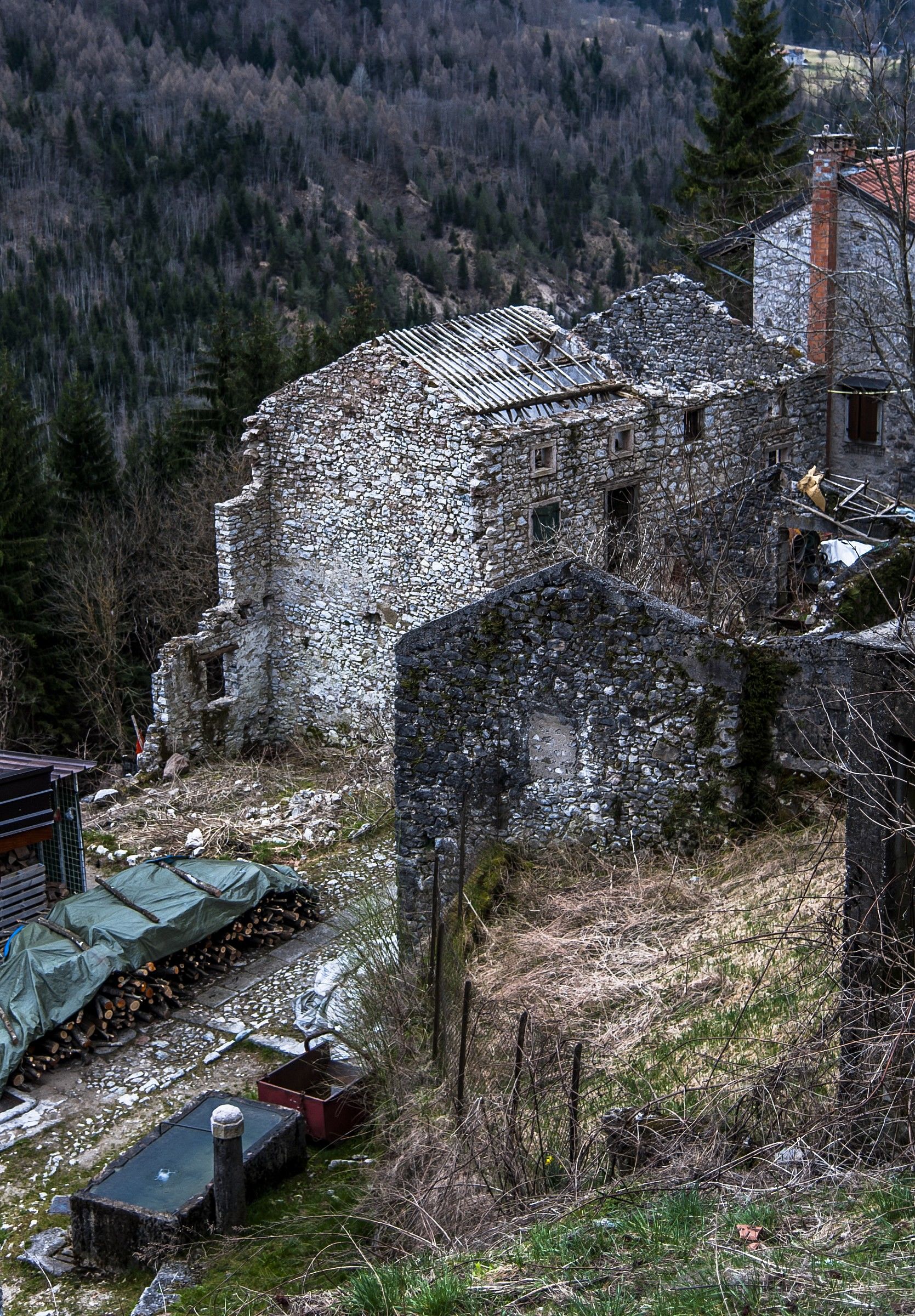Erto houses in ruins .....