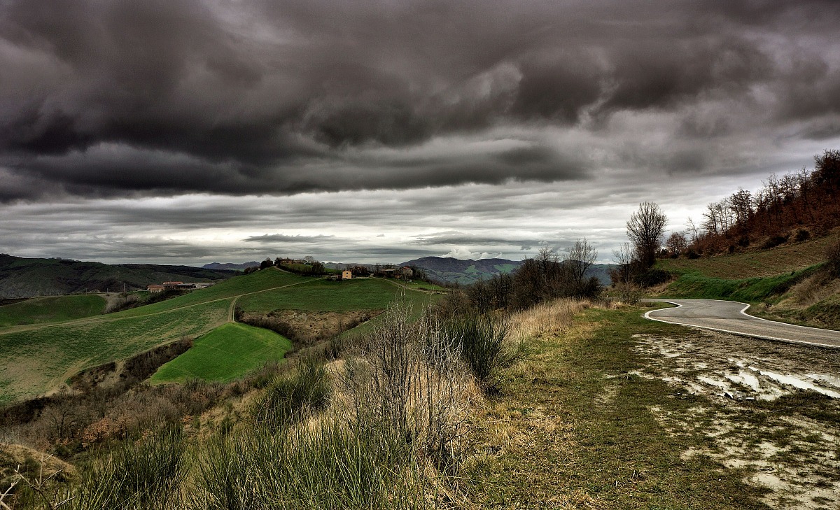 Strada fra fango e cielo
