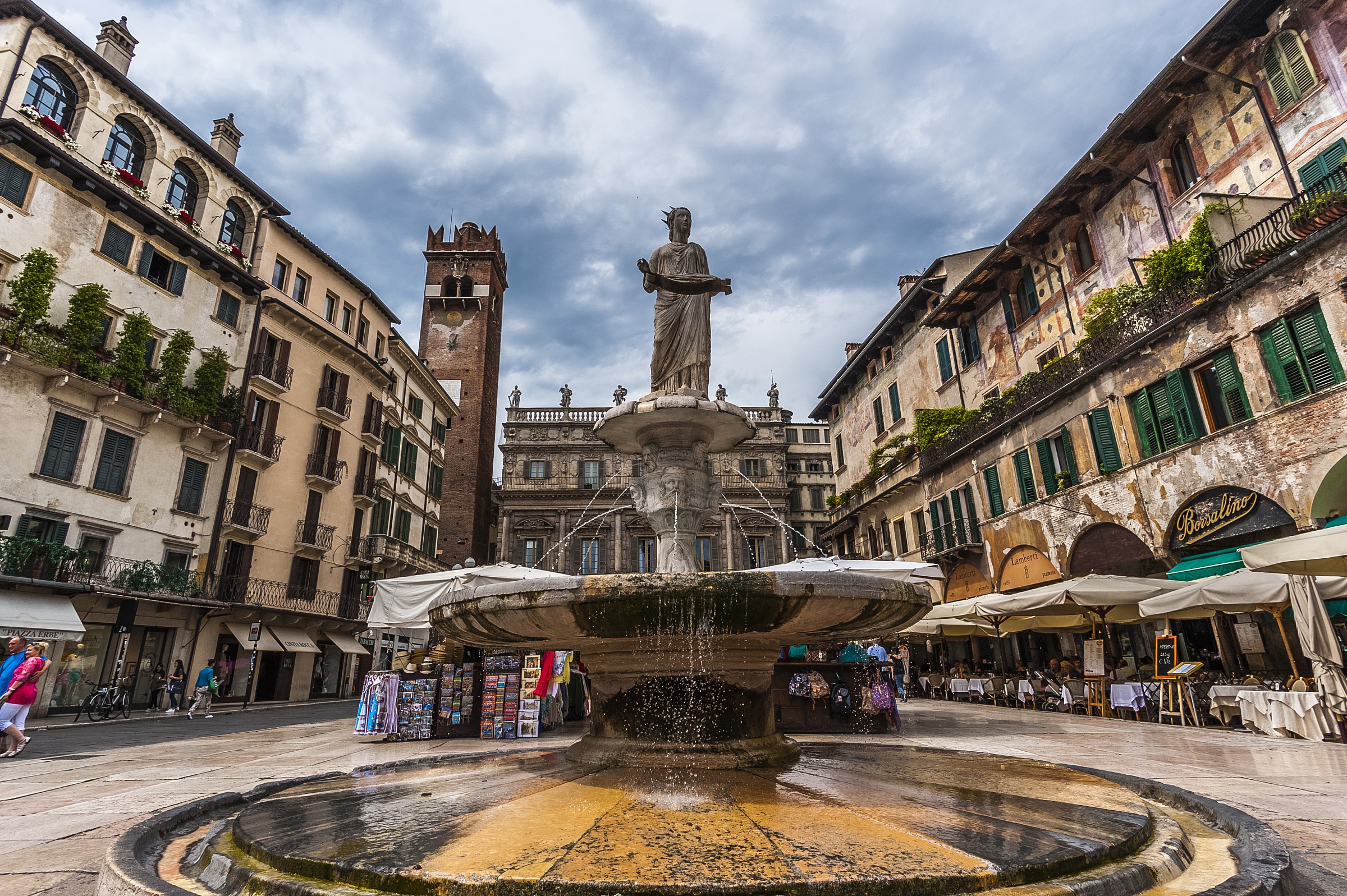 Piazza delle Erbe , Verona