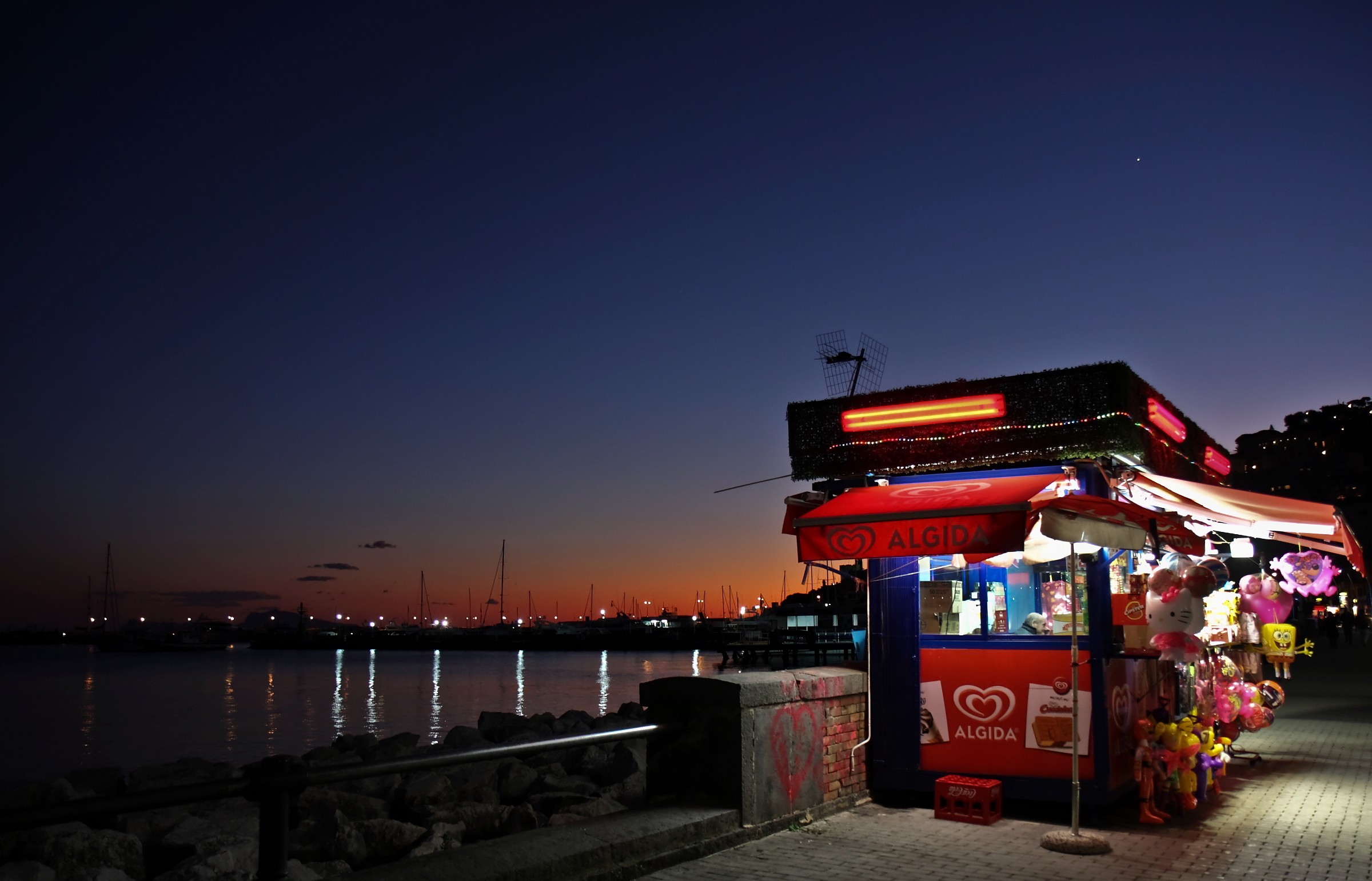 Il chiosco dei taralli a Mergellina