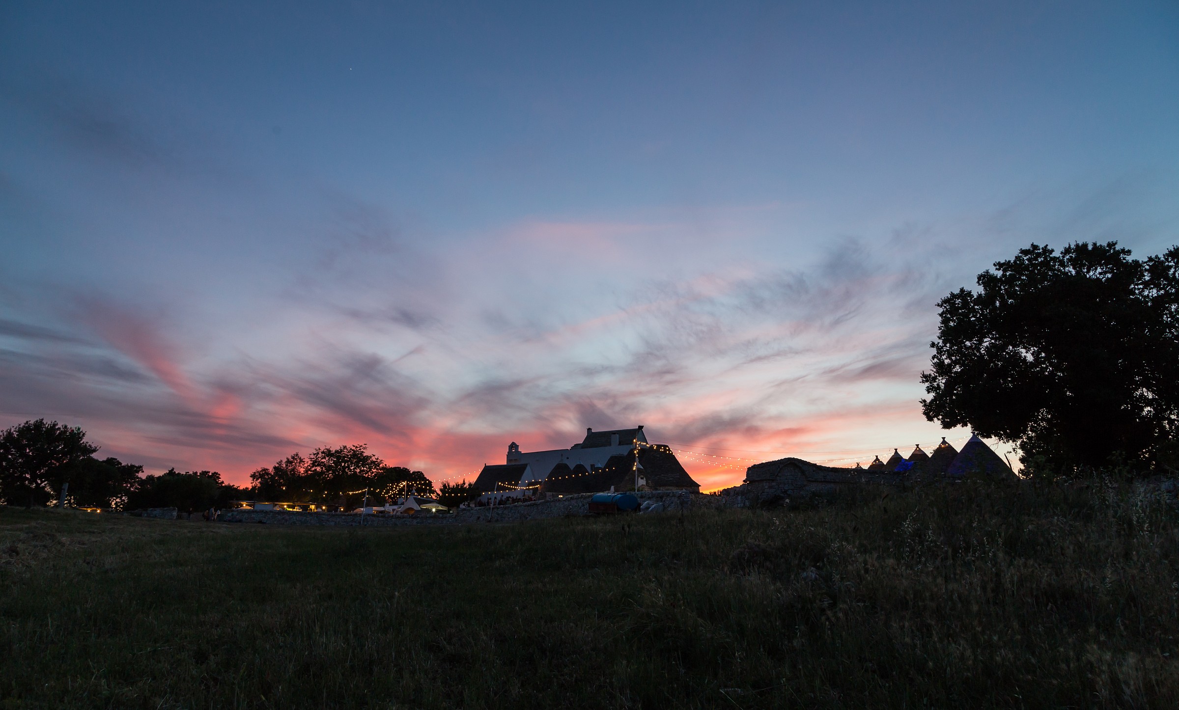 tramonto oltre i trulli