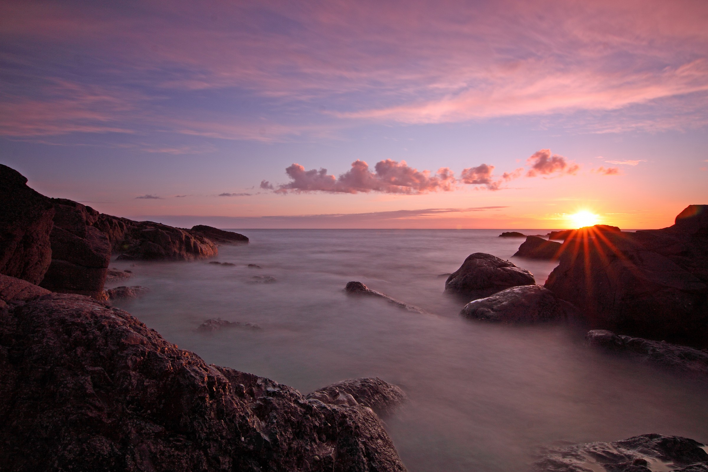 Guarda verso il mare da sotto il faro di Gairo,