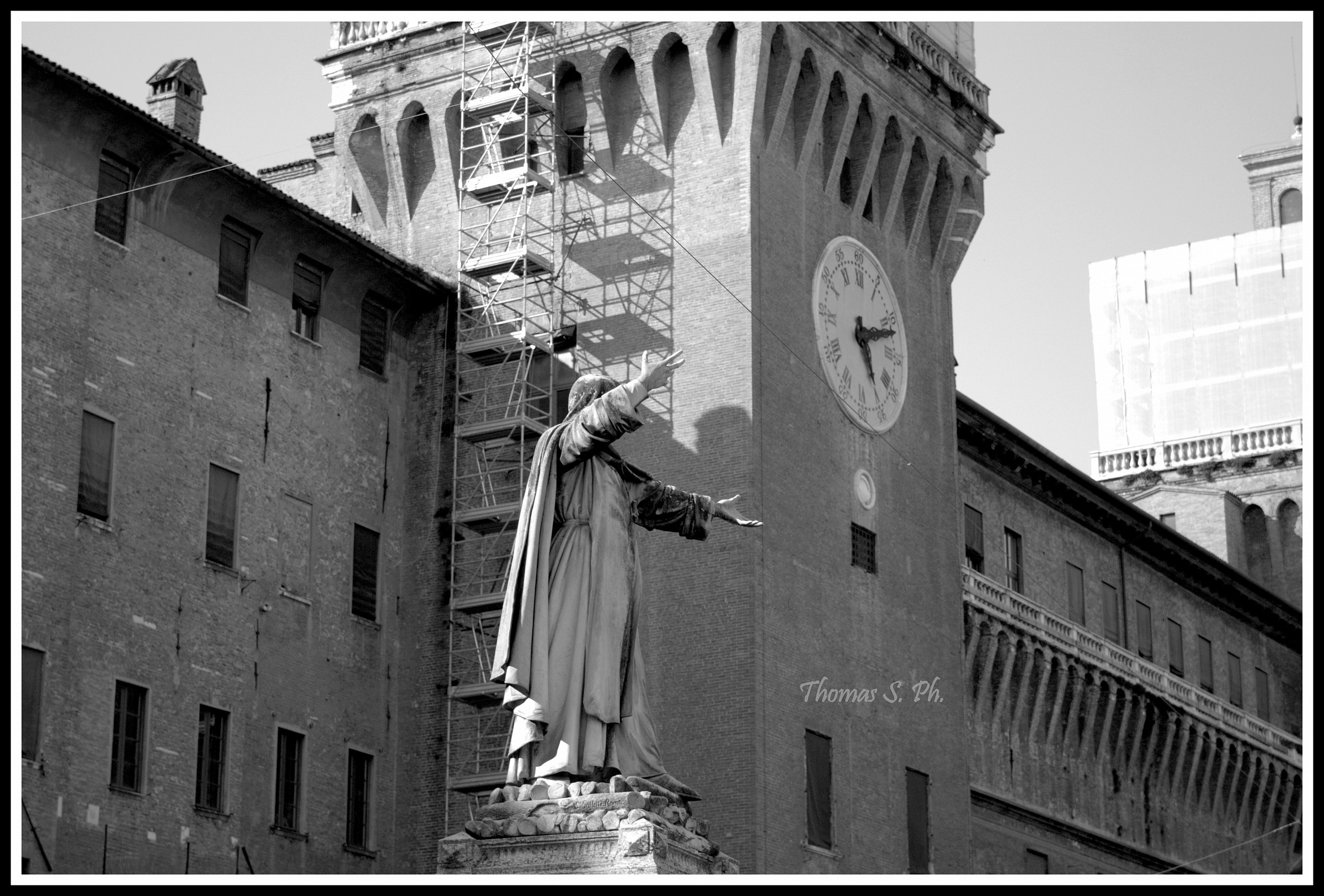 Il Savonarola in piazza castello a Ferrara.