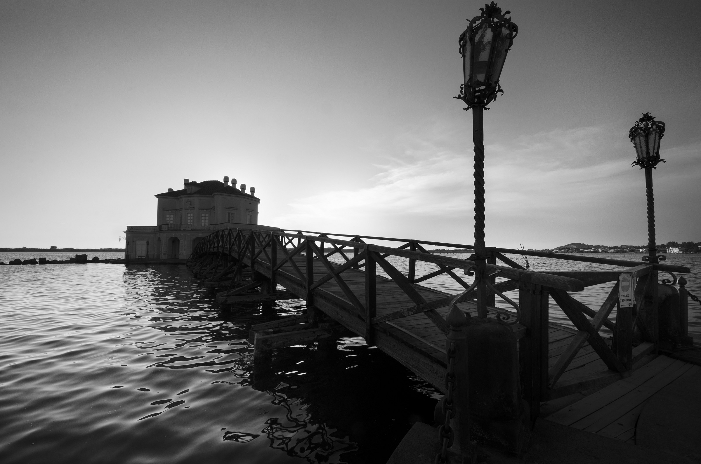 B&W Lago Fusaro in controluce