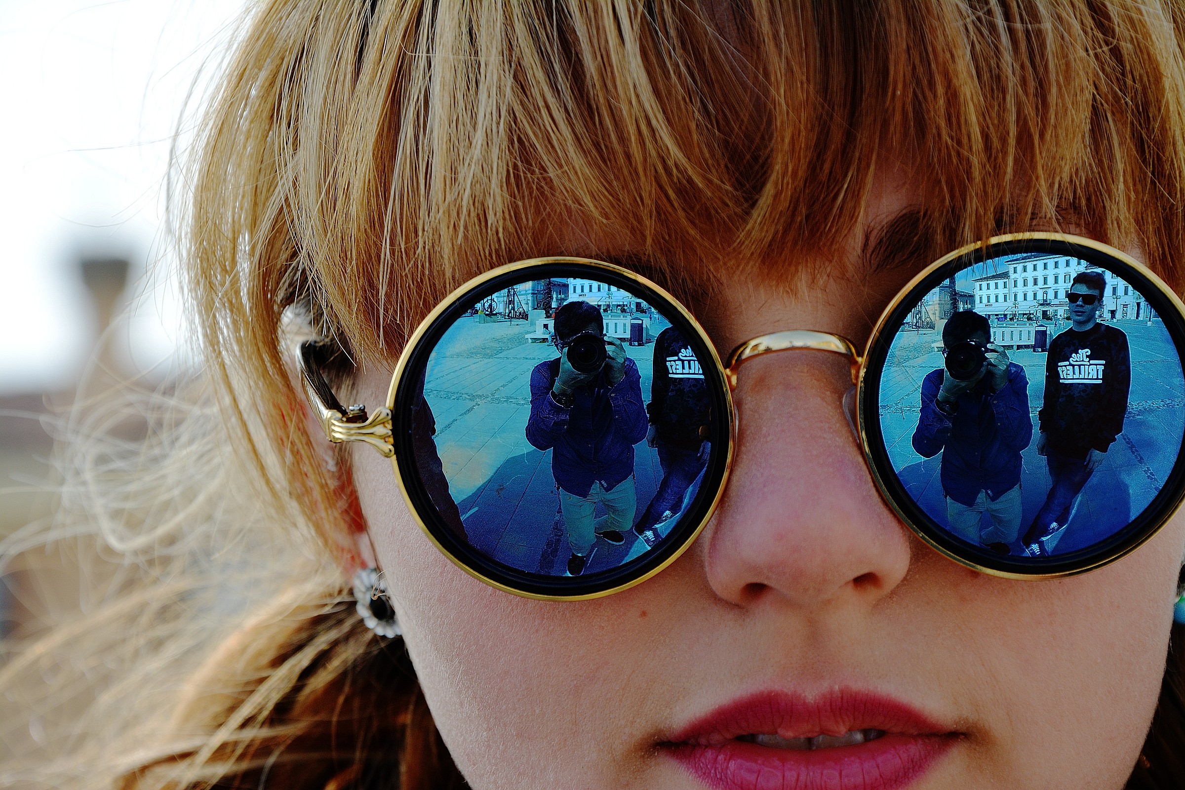 Ragazza con gli occhiali