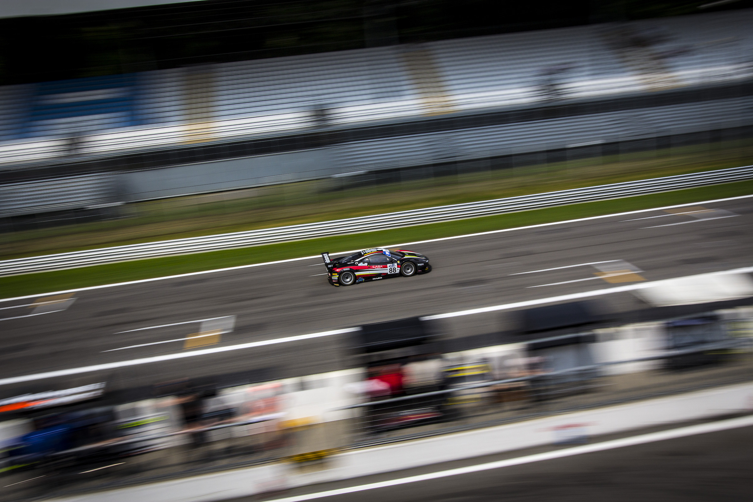 Panning sul rettifilo principale