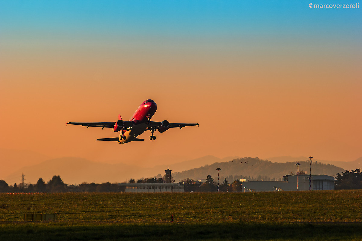 Airbus a320-232 Sunset take off