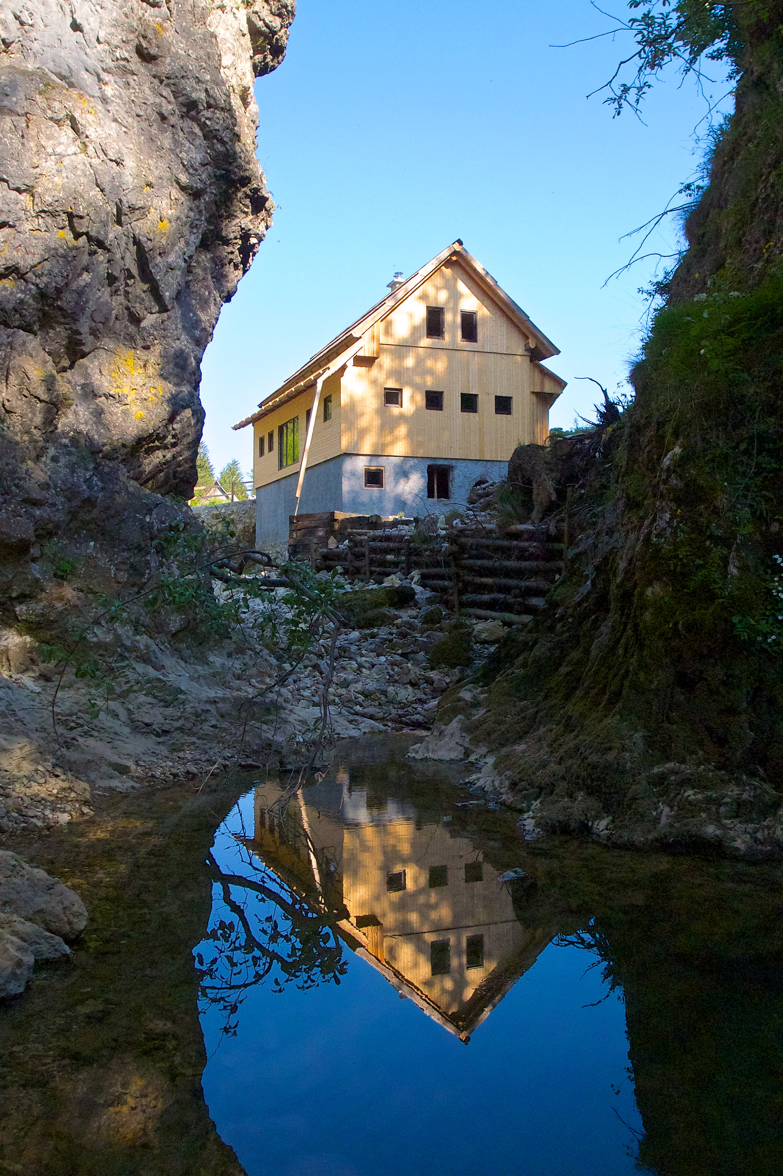 Il mulino in costrizione immerso nella natura