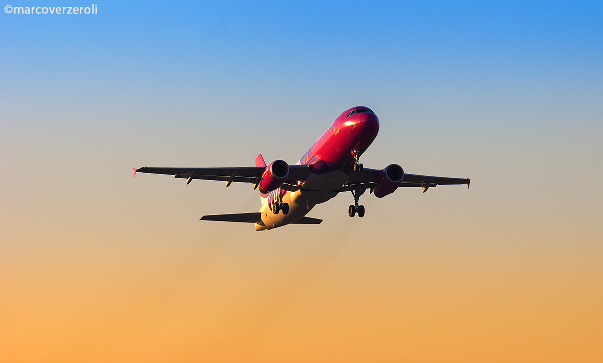 Wizz Air Airbus a320-232 take off