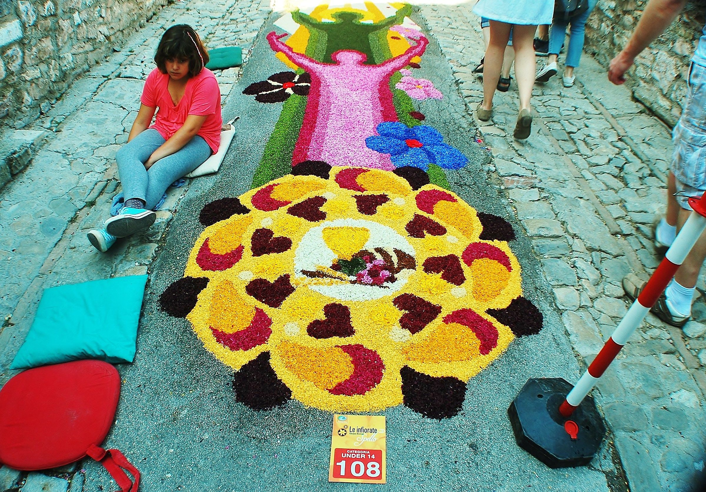 Infiorata of Spello. Under 14 he offers his work
