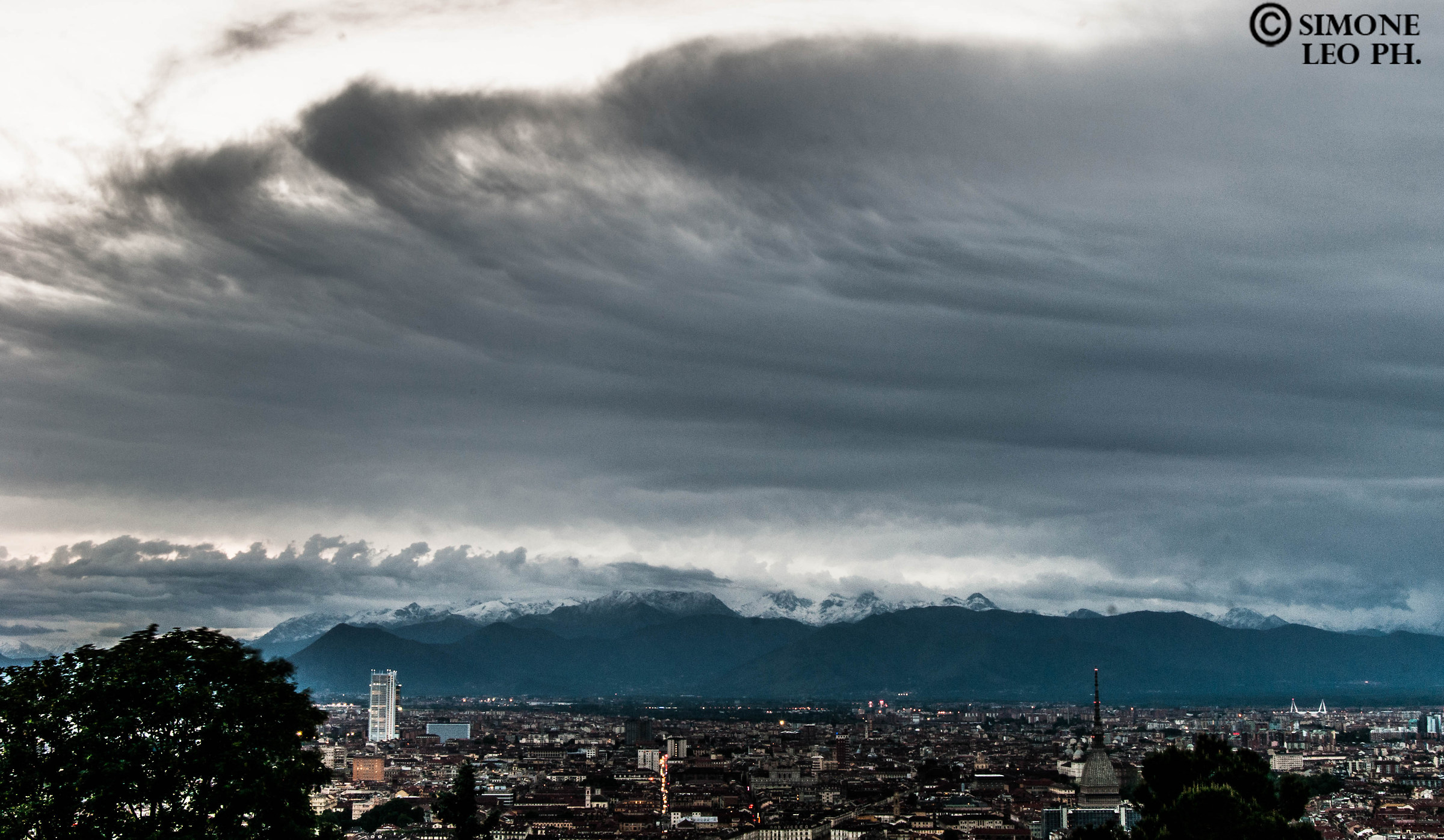 un'onda di nuvole su Torino