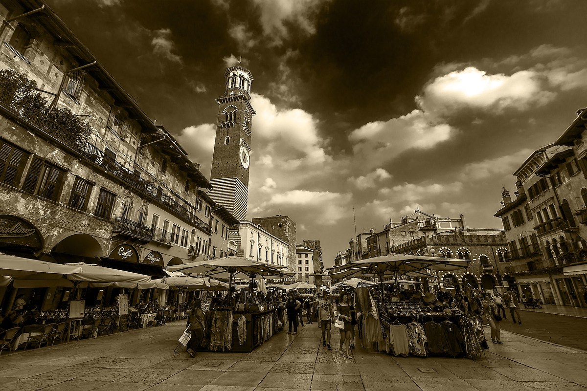 Verona- Piazza Erbe seppia