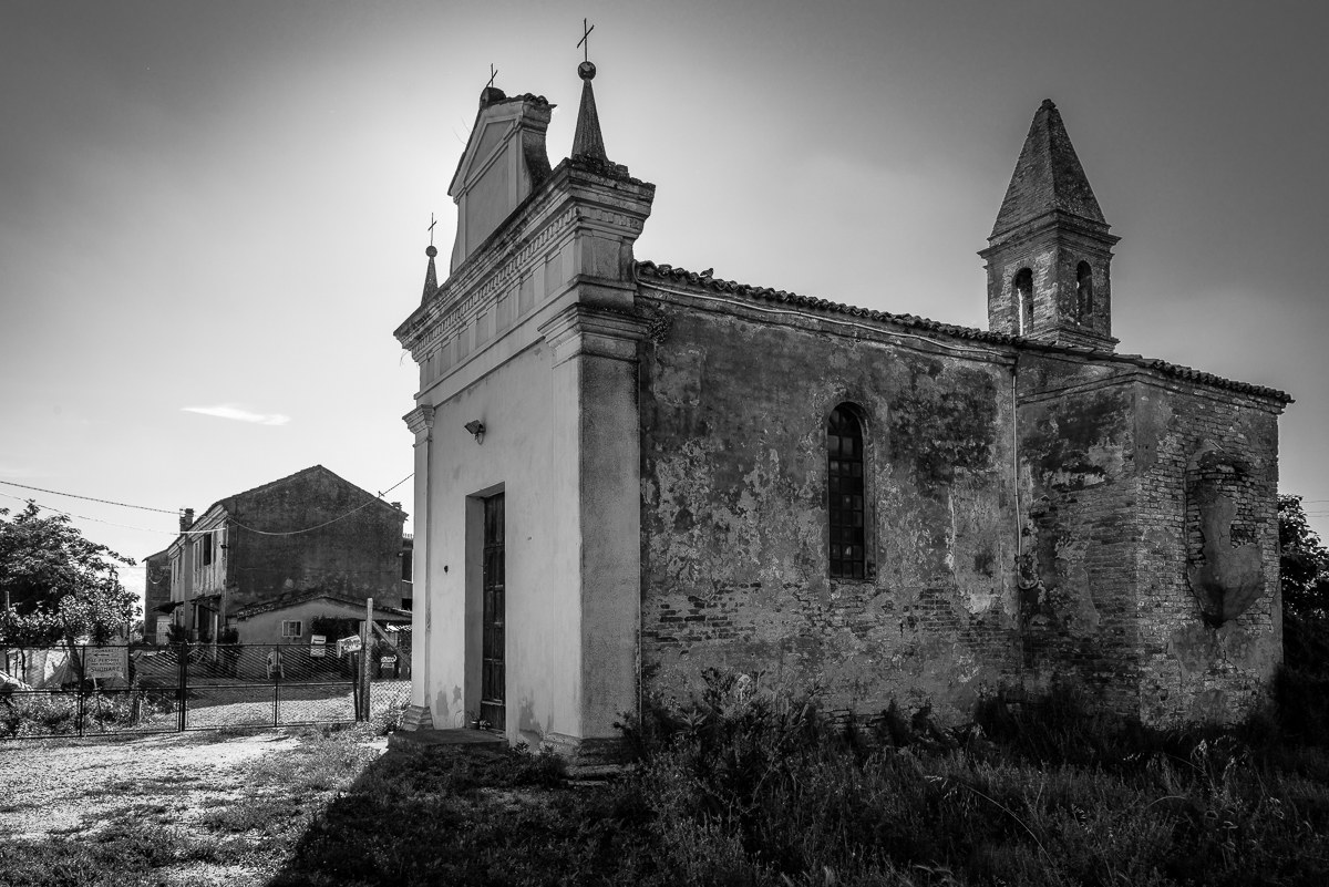 Chiesetta di campagna col buco