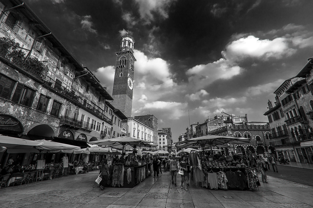 Verona - Piazza Erbe  bn