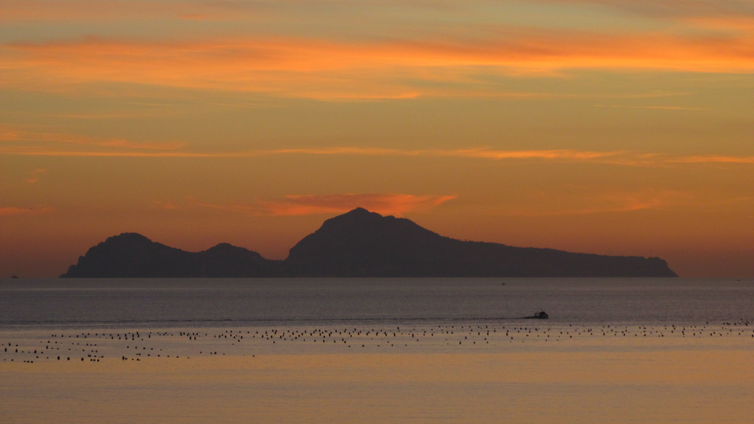 Tramonto autunnale su Torre Ann.ta con vista su Capri