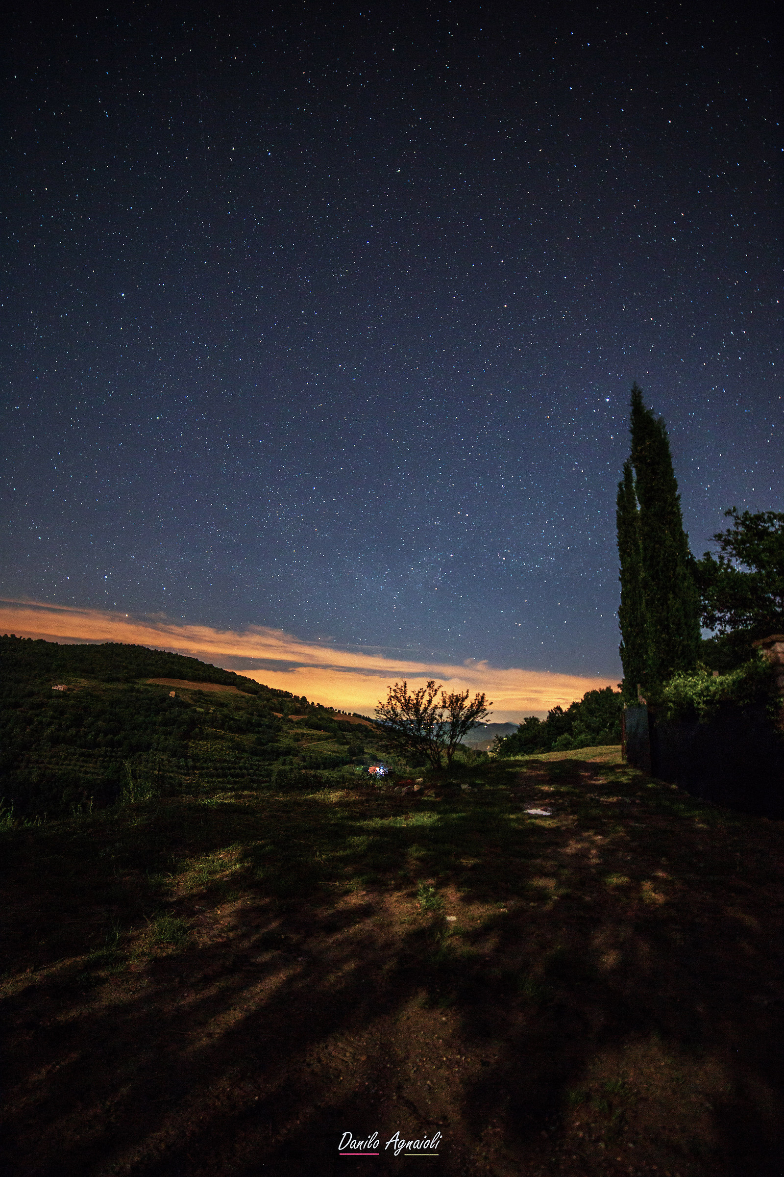 Semplicemente di notte con la luna alle spalle