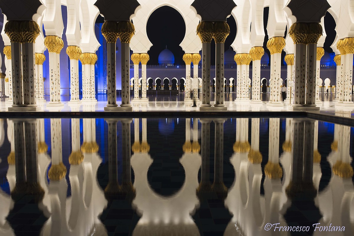 Sheikh Zayed Grand Mosque di sera