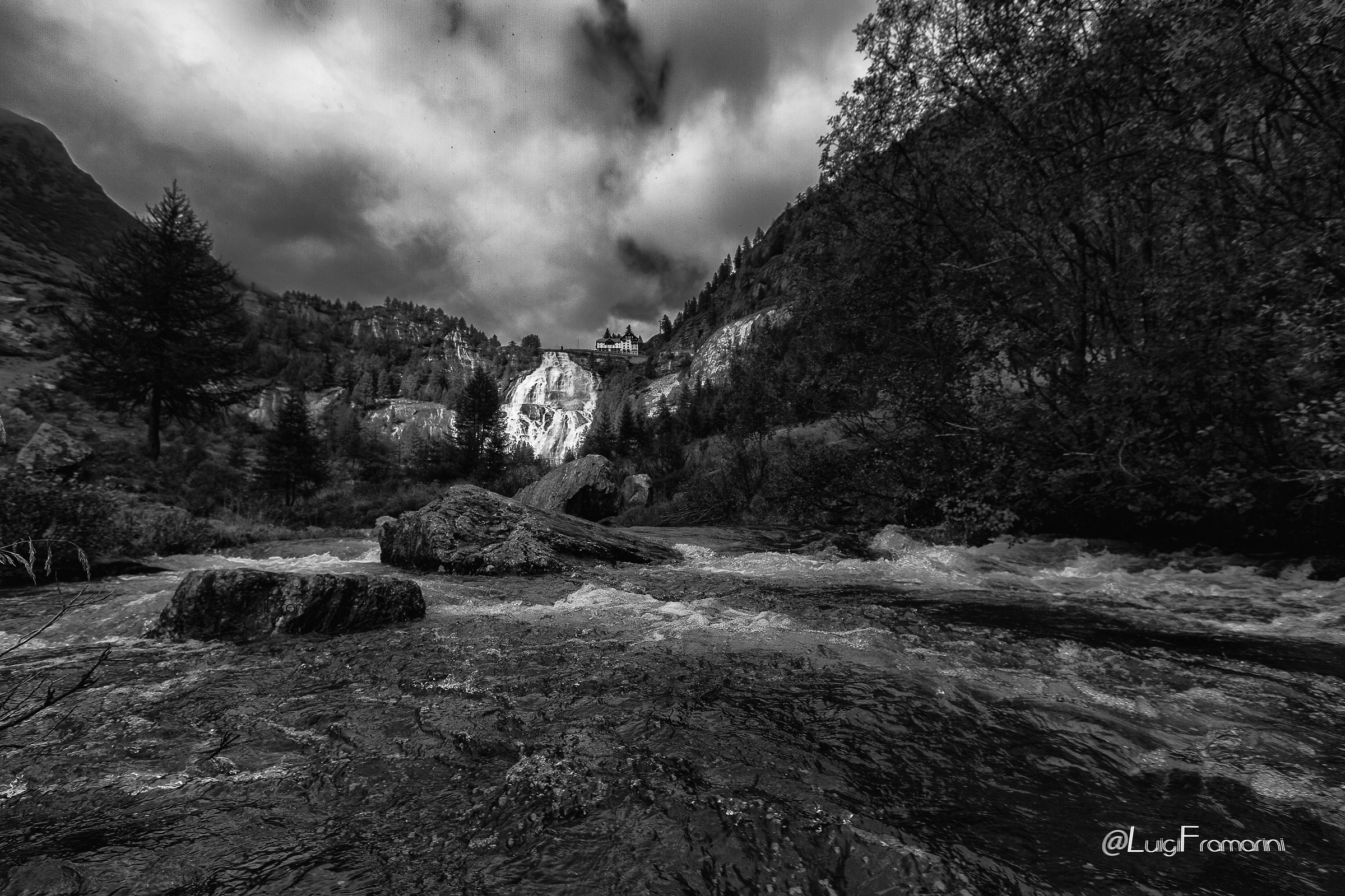 Ai piedi della Cascata del Toce