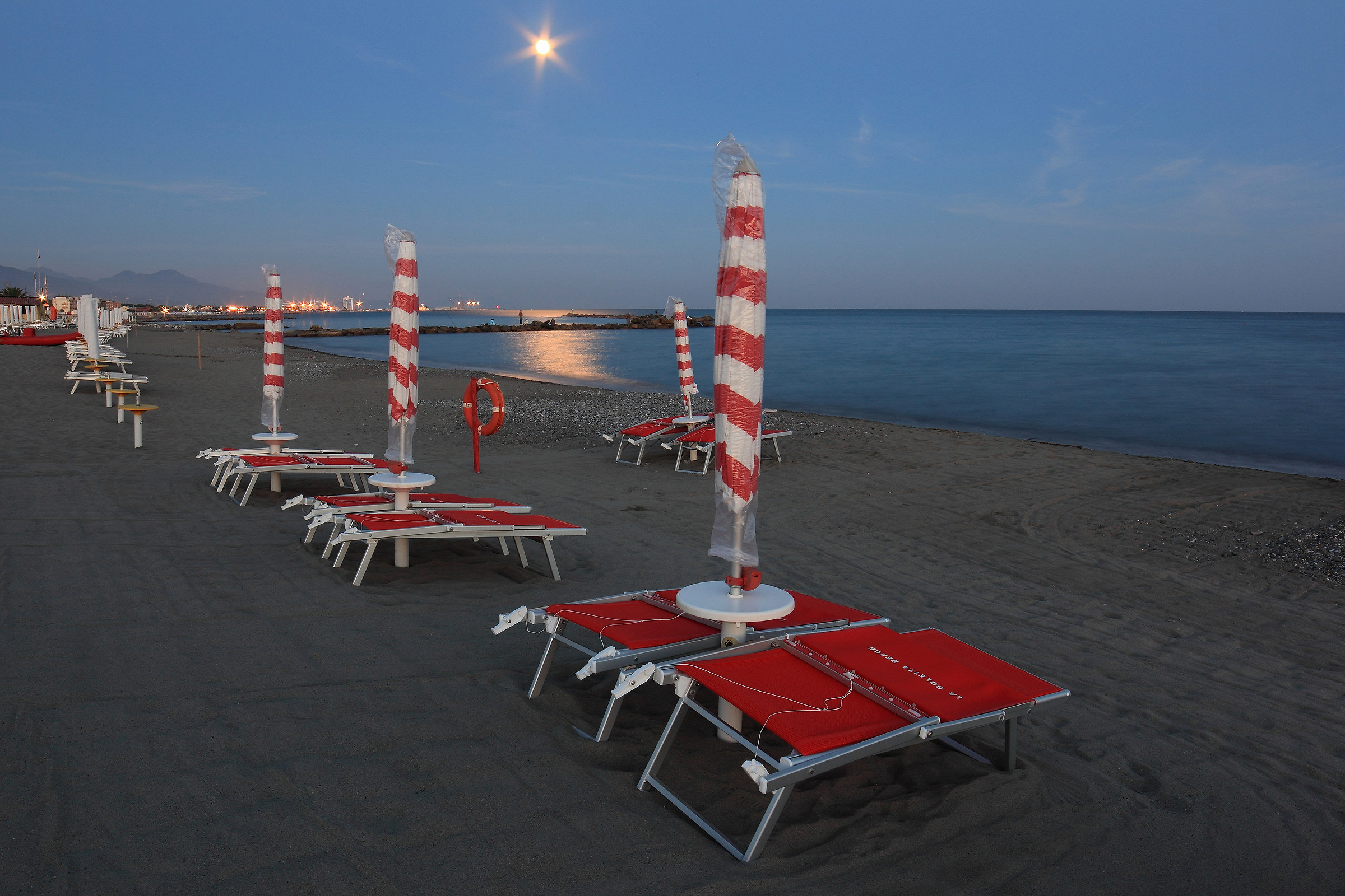 Look at the moon! (F. Hammond)