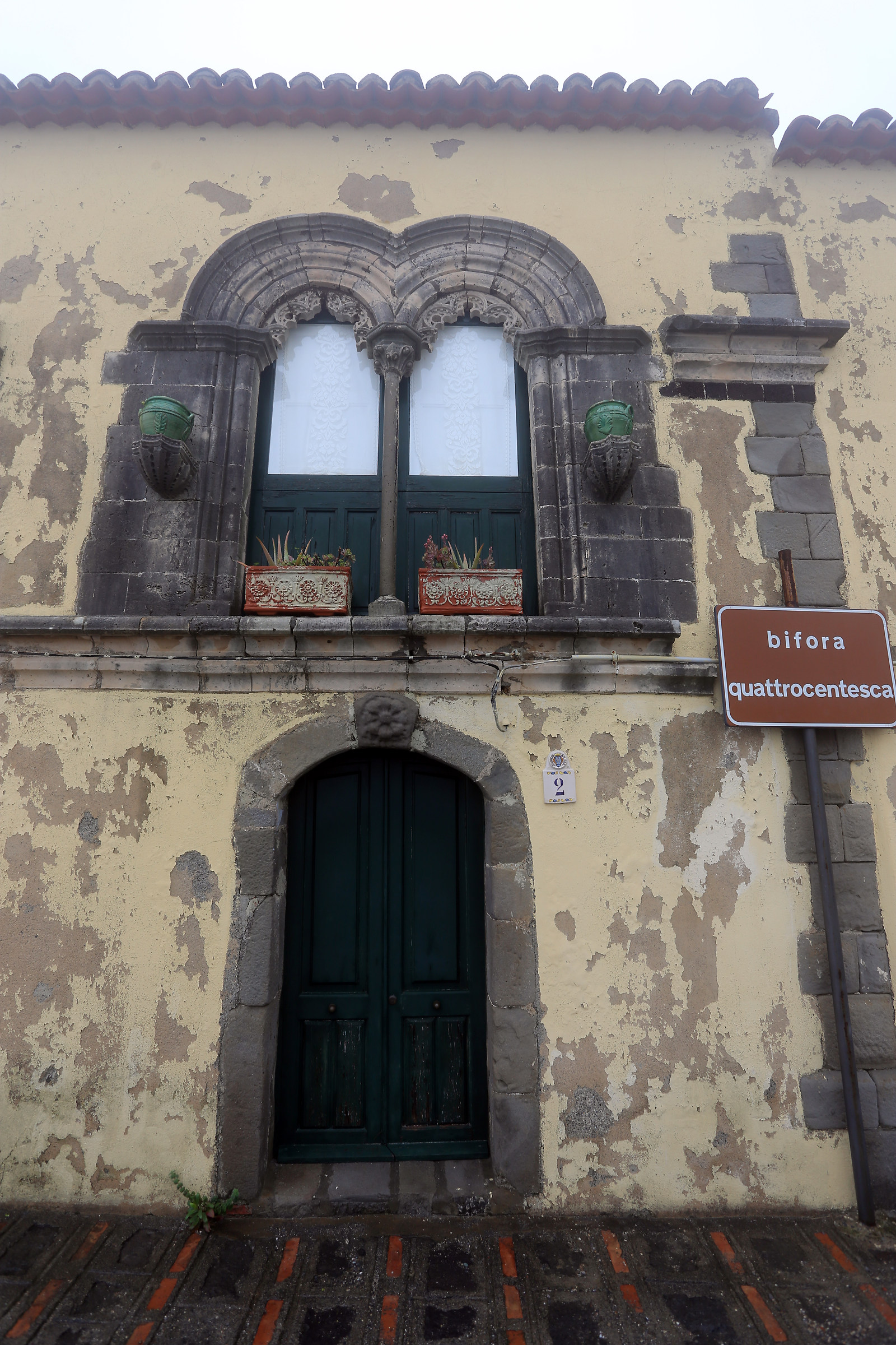 Savoca: bifora quattrocentesca (nella nebbia)