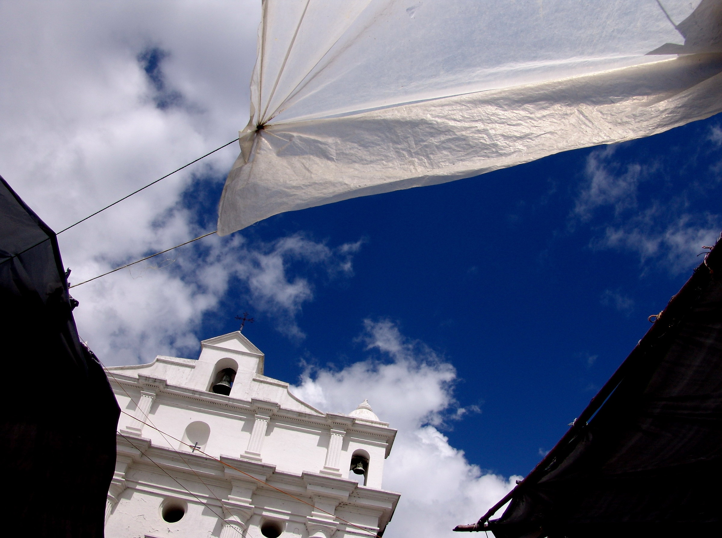 Una vela sul cielo blu