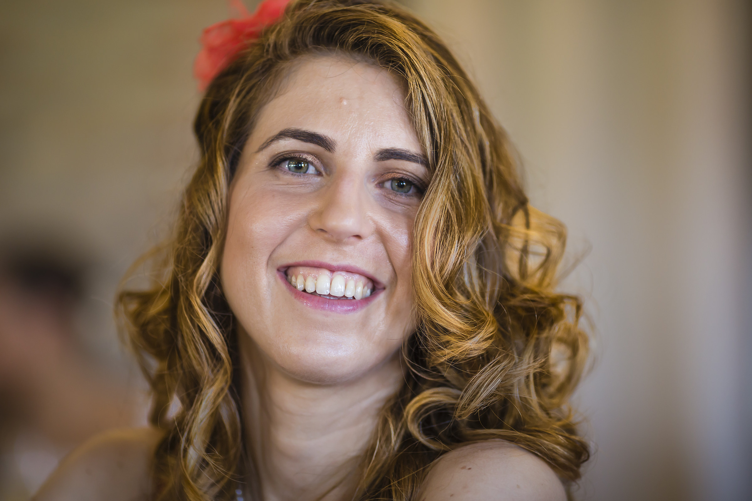 Sorriso sognante, occhi celesti