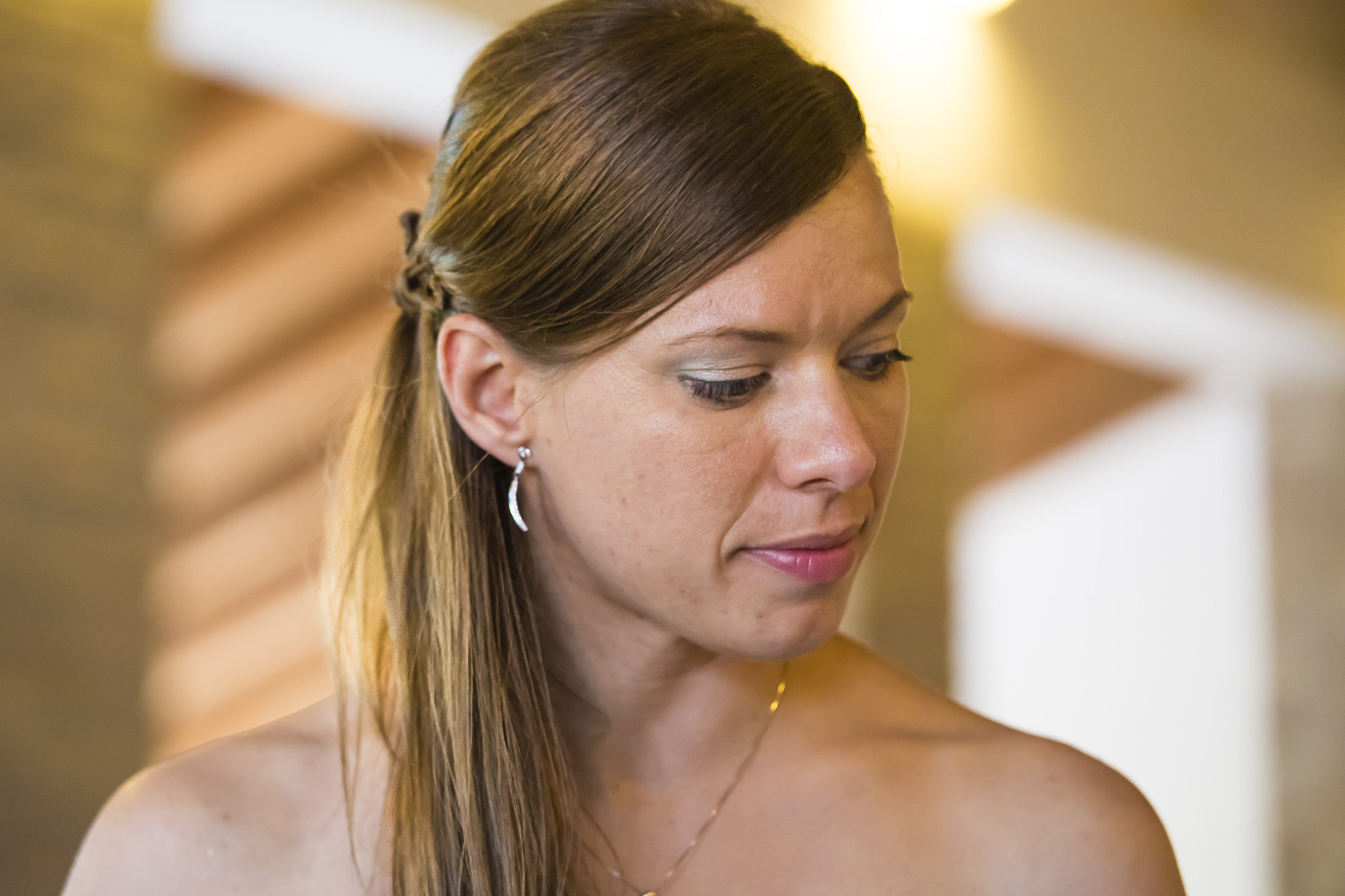 Sorriso accennato, sguardo raccolto