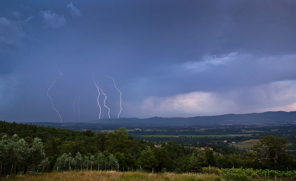 ..temporale in arrivo sul Valdarno.