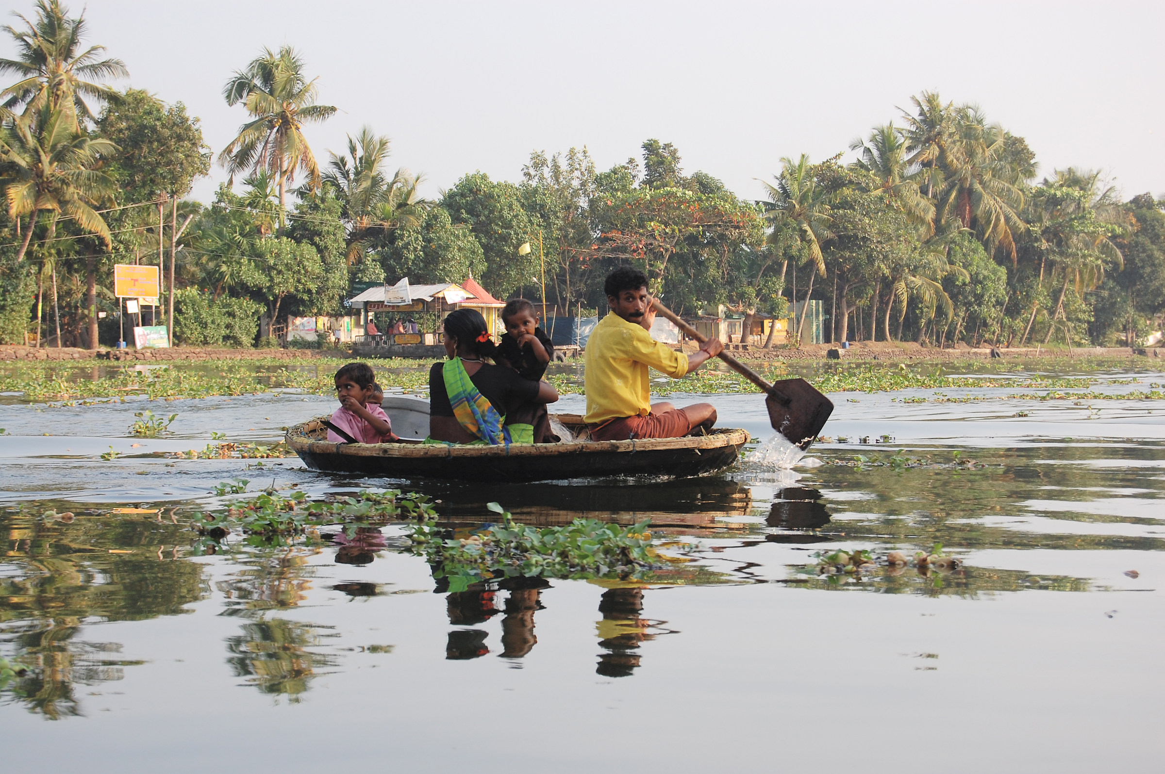 Viaggiatori in barca, Kerala 2009.