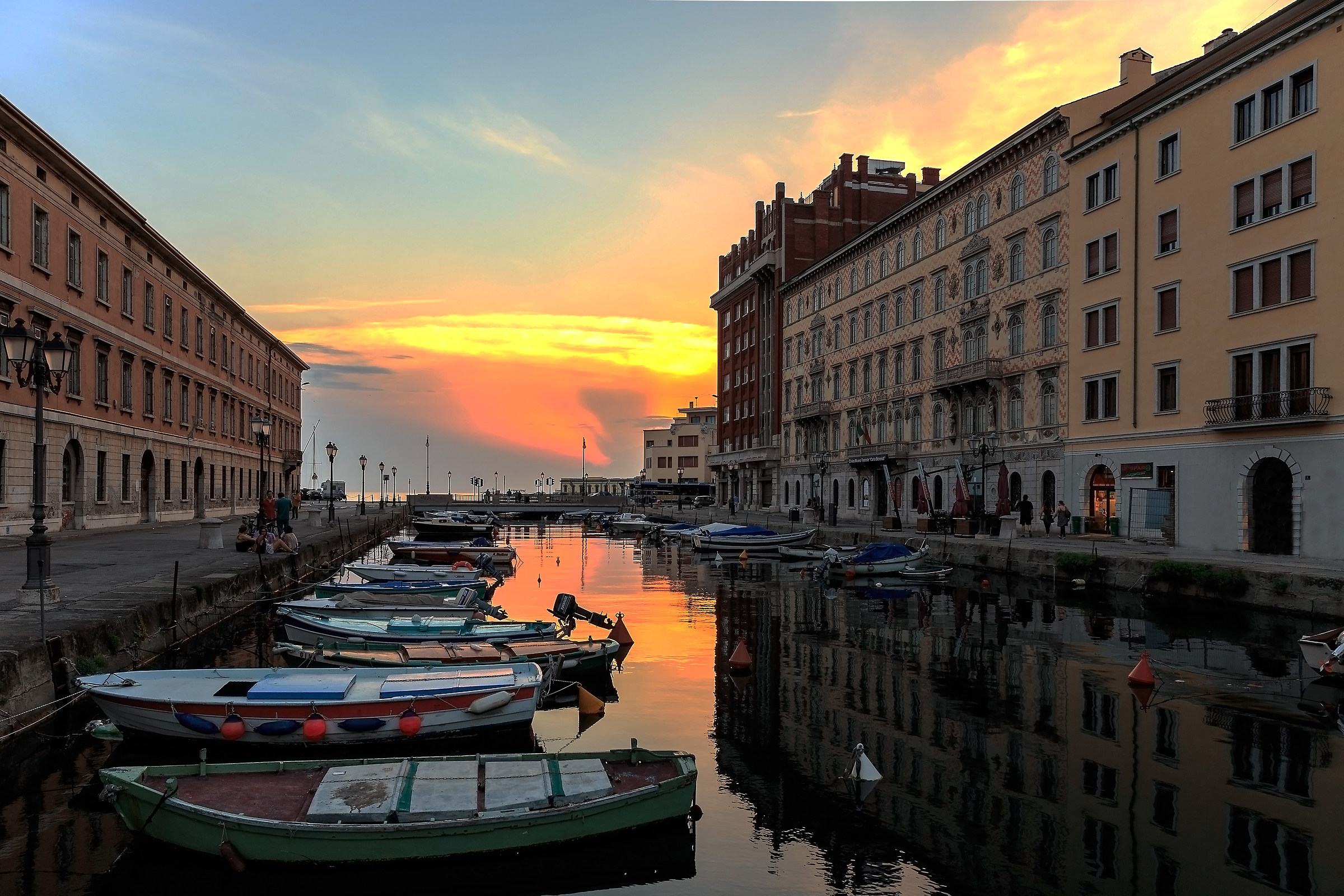 Il canale di Ponterosso in una calda serata di giugno