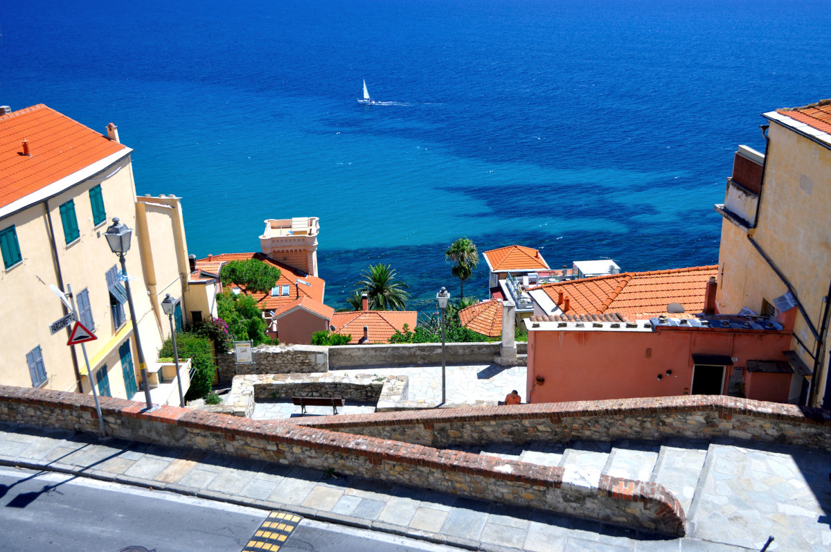 Imperia-Porto Maurizio.Il mare visto da Borgo Parasio.