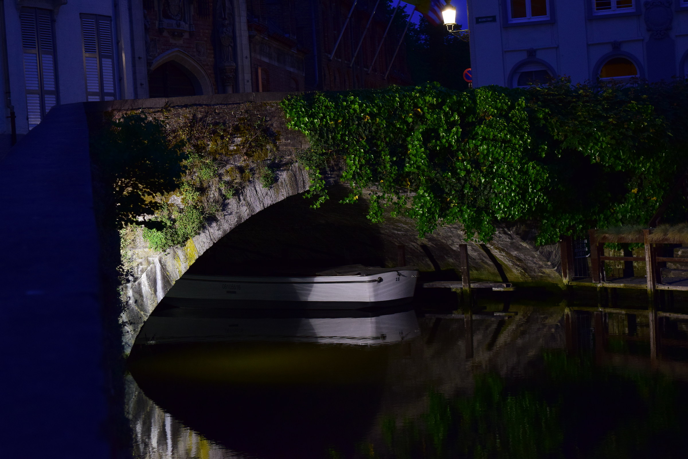 Barca sul canale di bruges