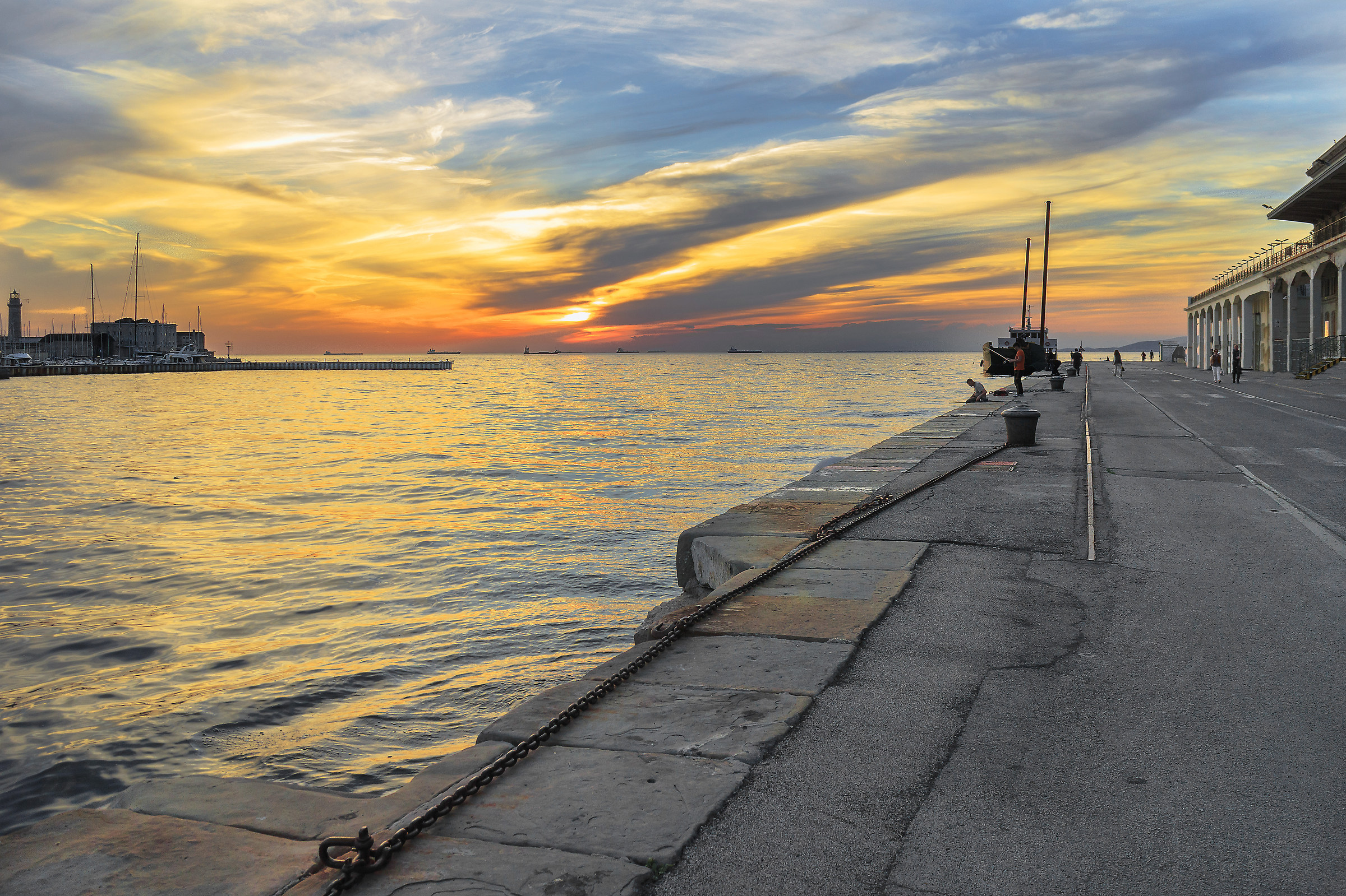 cielo meraviglioso sulla stazione marittima