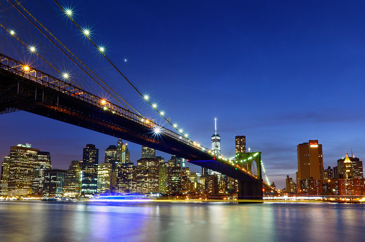 Green lights at the Brooklyn Bridge.