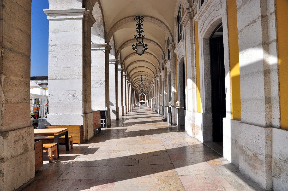 The arcades of the grand Commerce Square.