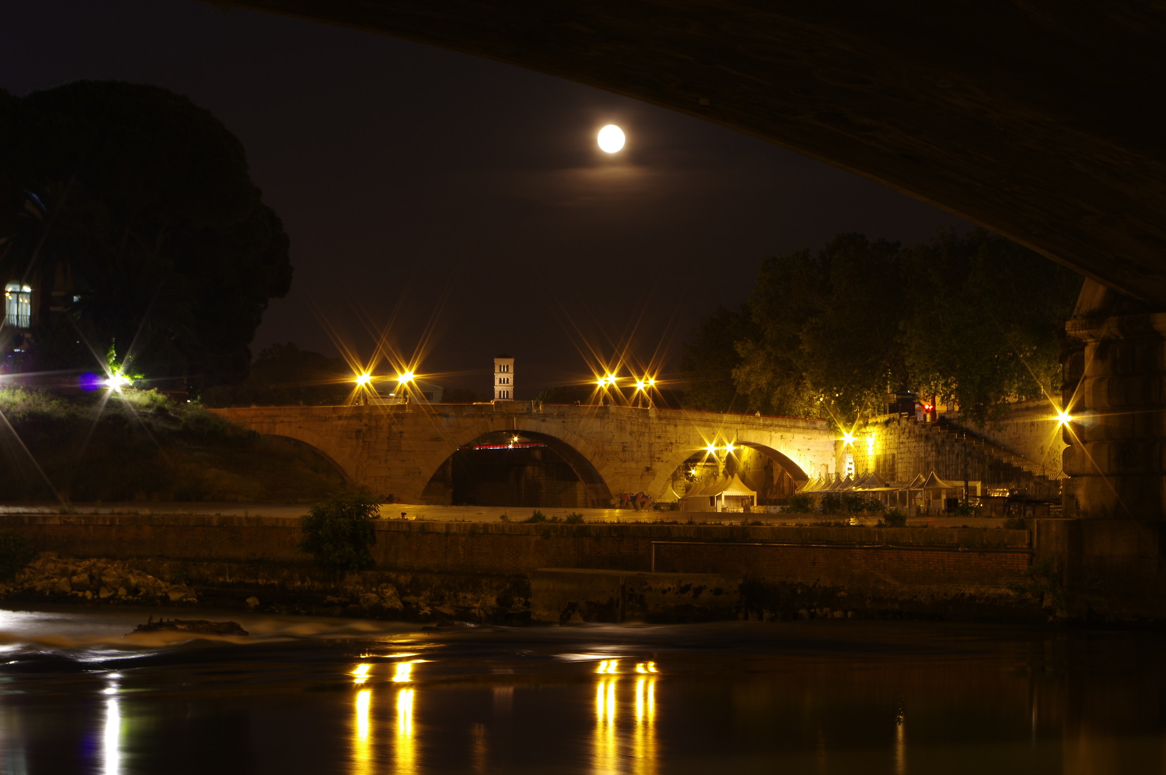 L'isola Tiberina sotto la luna