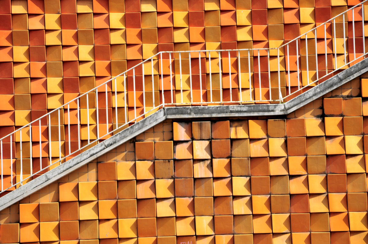 A scale breaks a compositional structure rhythmic.