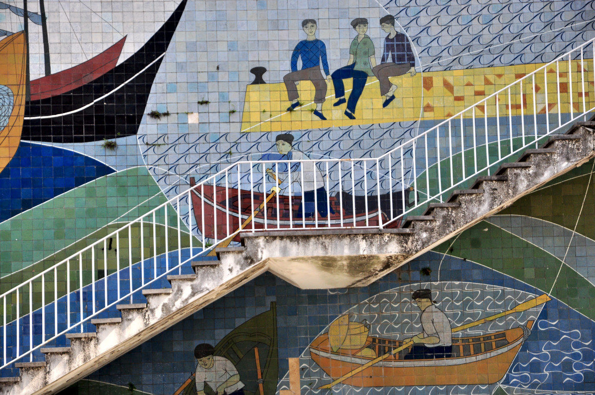 A staircase between two walls decorated with azulejos