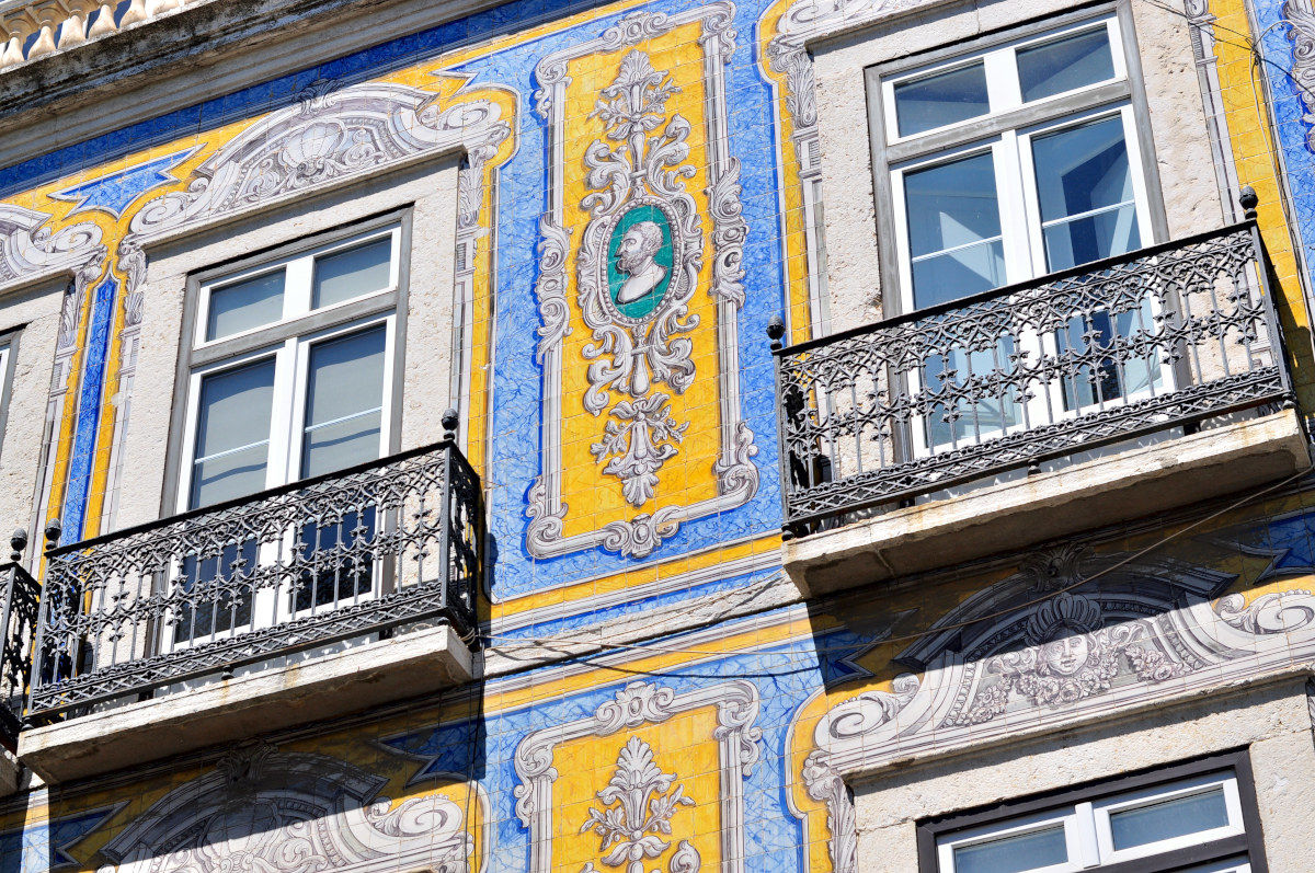 Antico palazzo decorato con azulejos policromi.