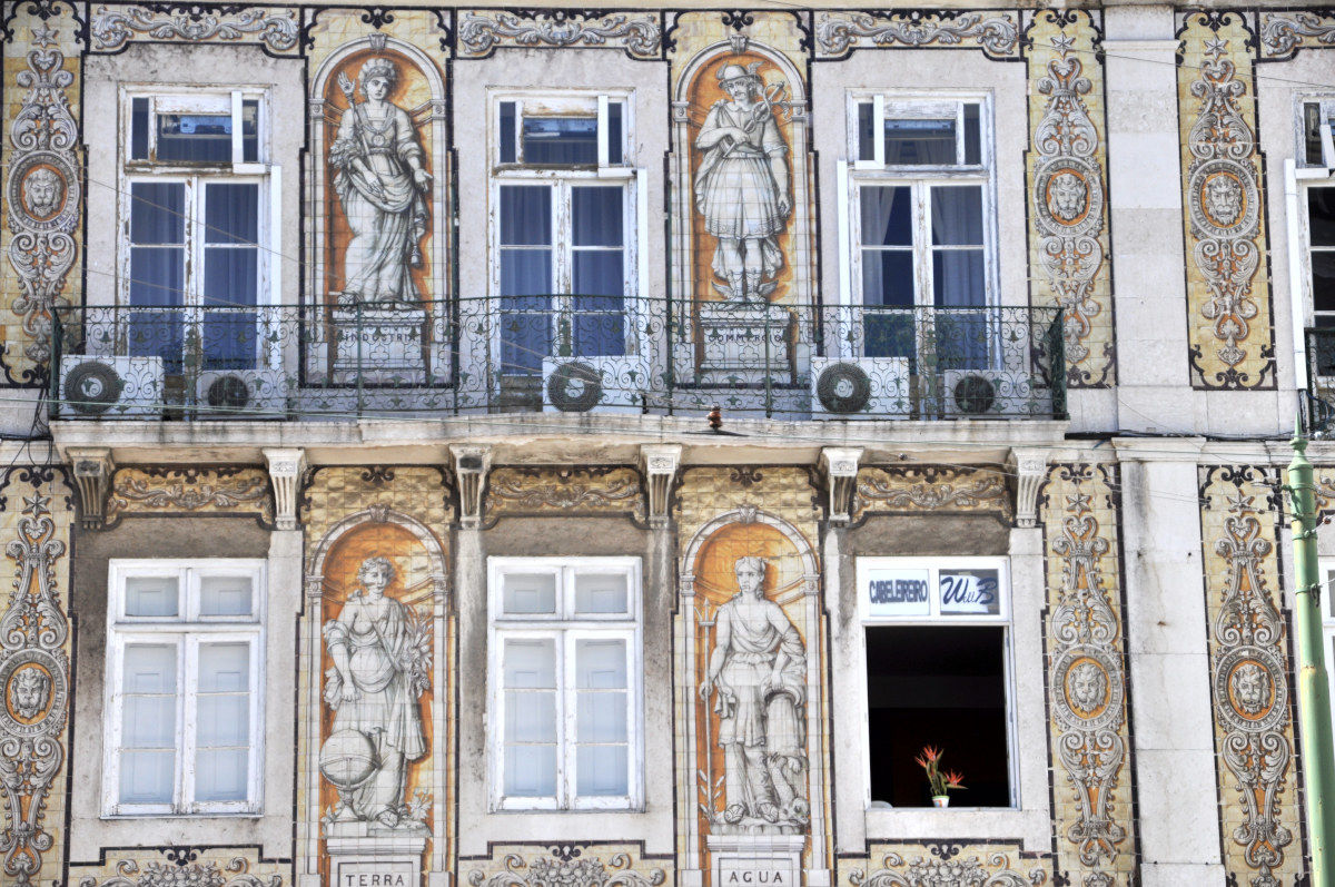 Antico palazzo decorato con splendidi azulejos.