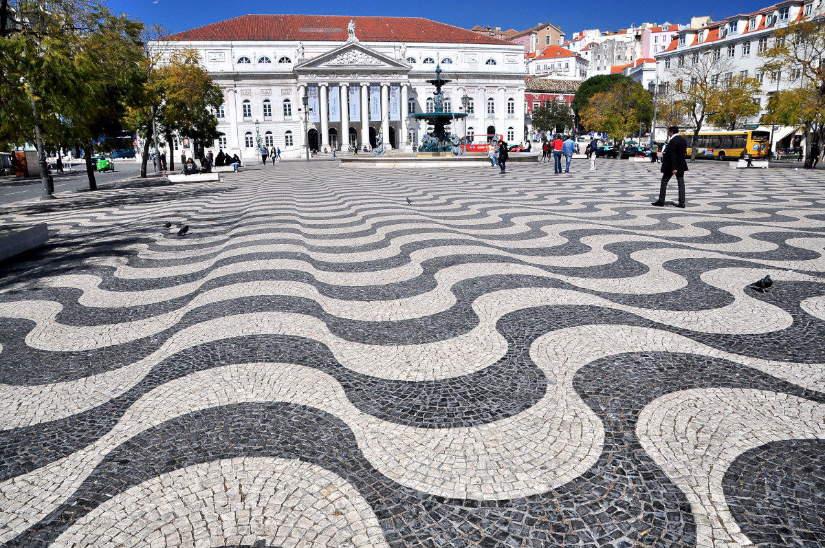 Onde bianche e nere del selciato in piazza del Rossio.