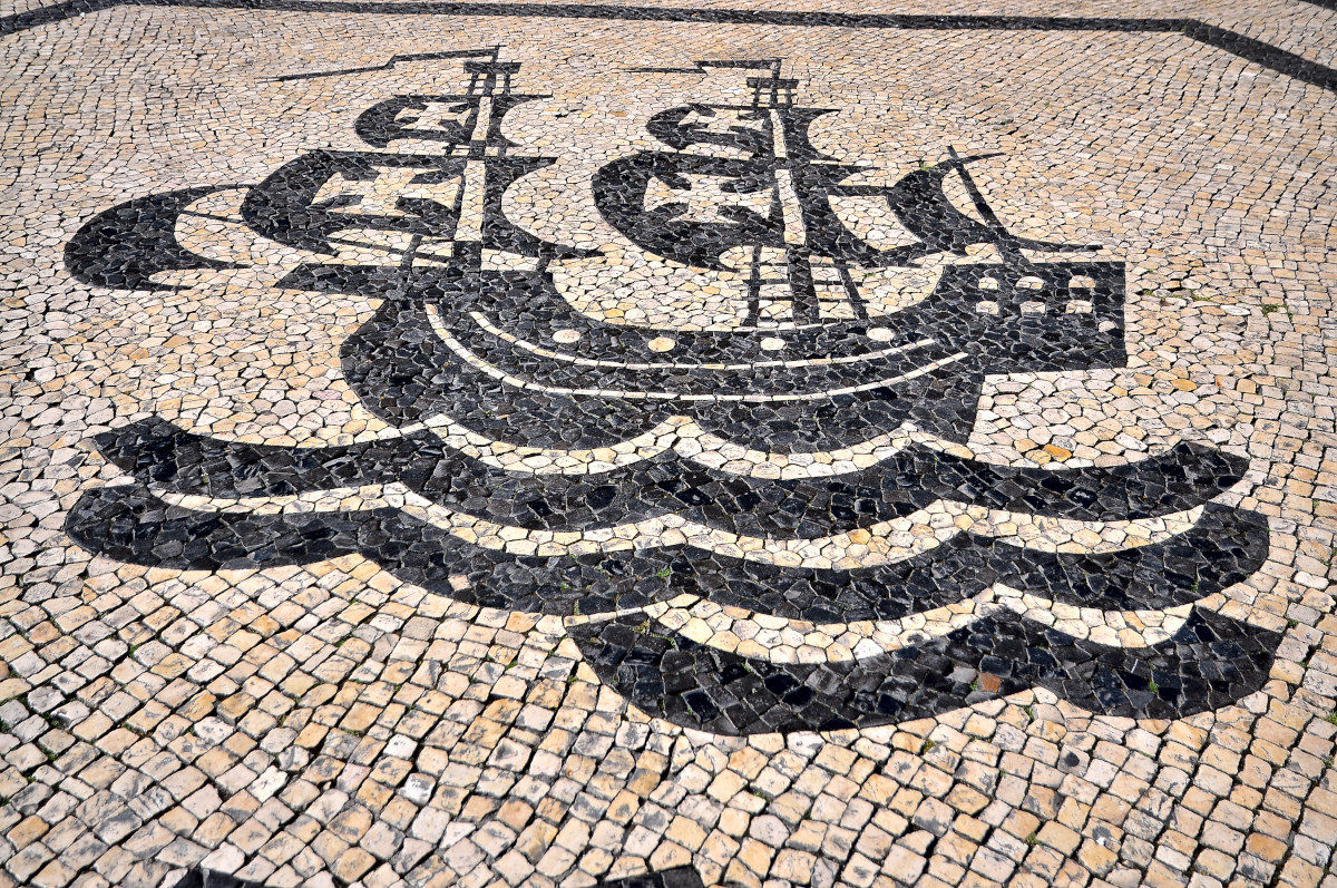 Caravella sul selciato in Piazza Luis de Camoes
