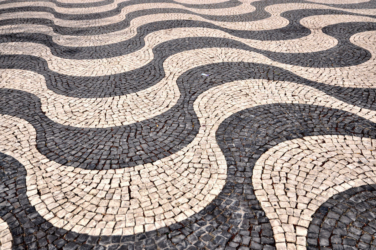 Onde bianche e nere  in Piazza del Rossio.