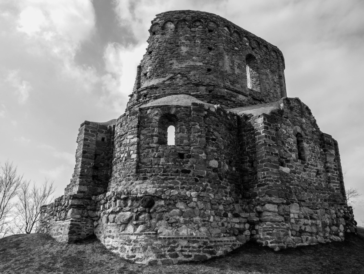 Non resta che qualche brandello di muro...