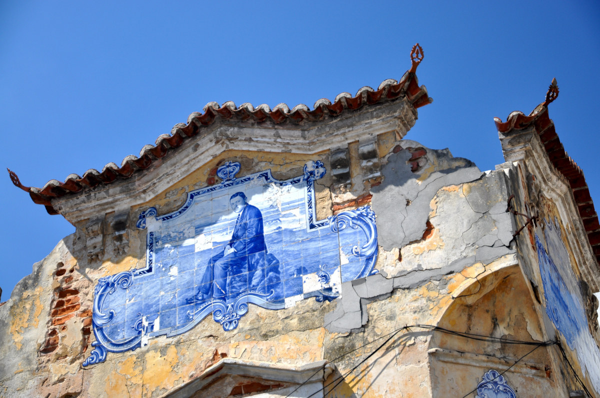 Setubal. Ritratti di famiglia in casa diroccata.