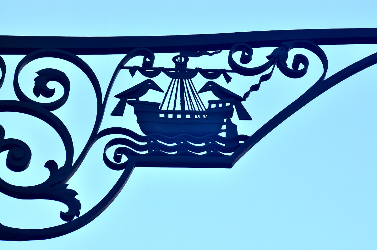 Ii two crows and the caravel, symbol of Lisbon.