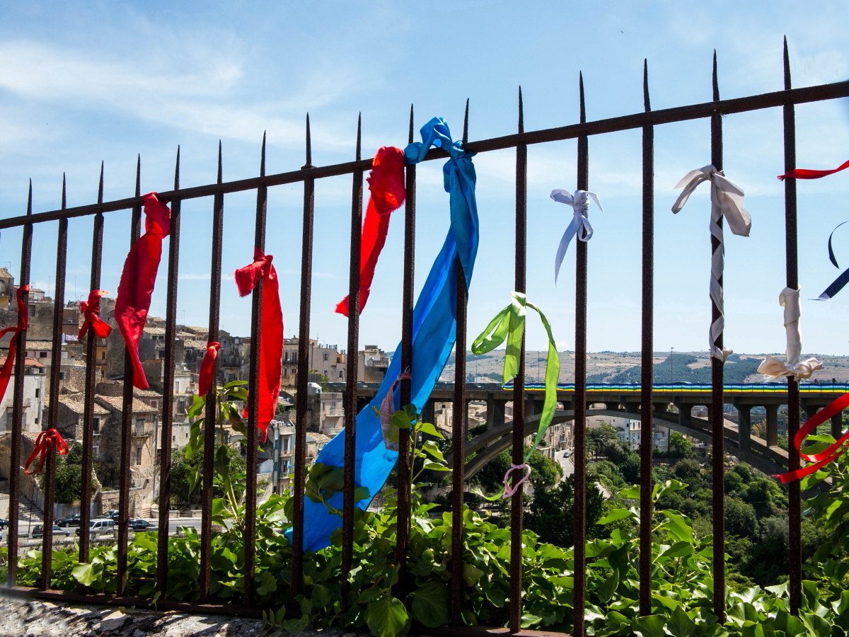 Color the bridges of the city ....