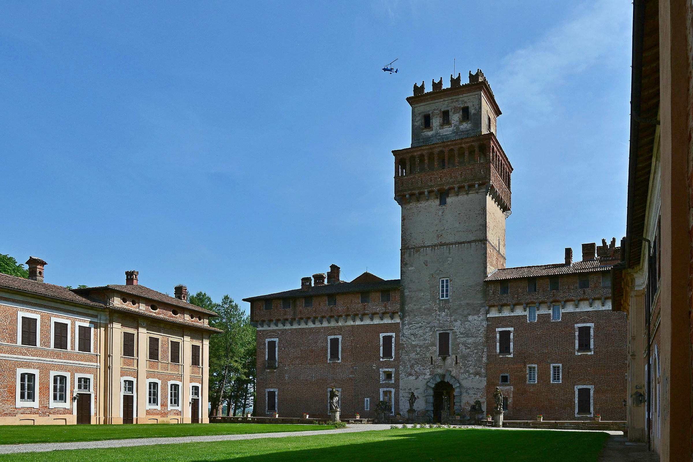 Castello Procaccini Chignolo Po (PV.) With ultralight