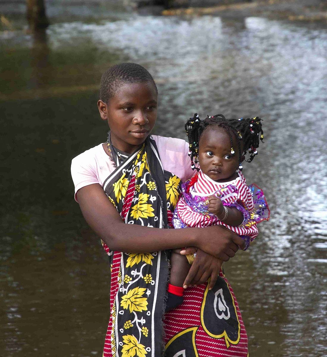 Kenya: young girl with girl