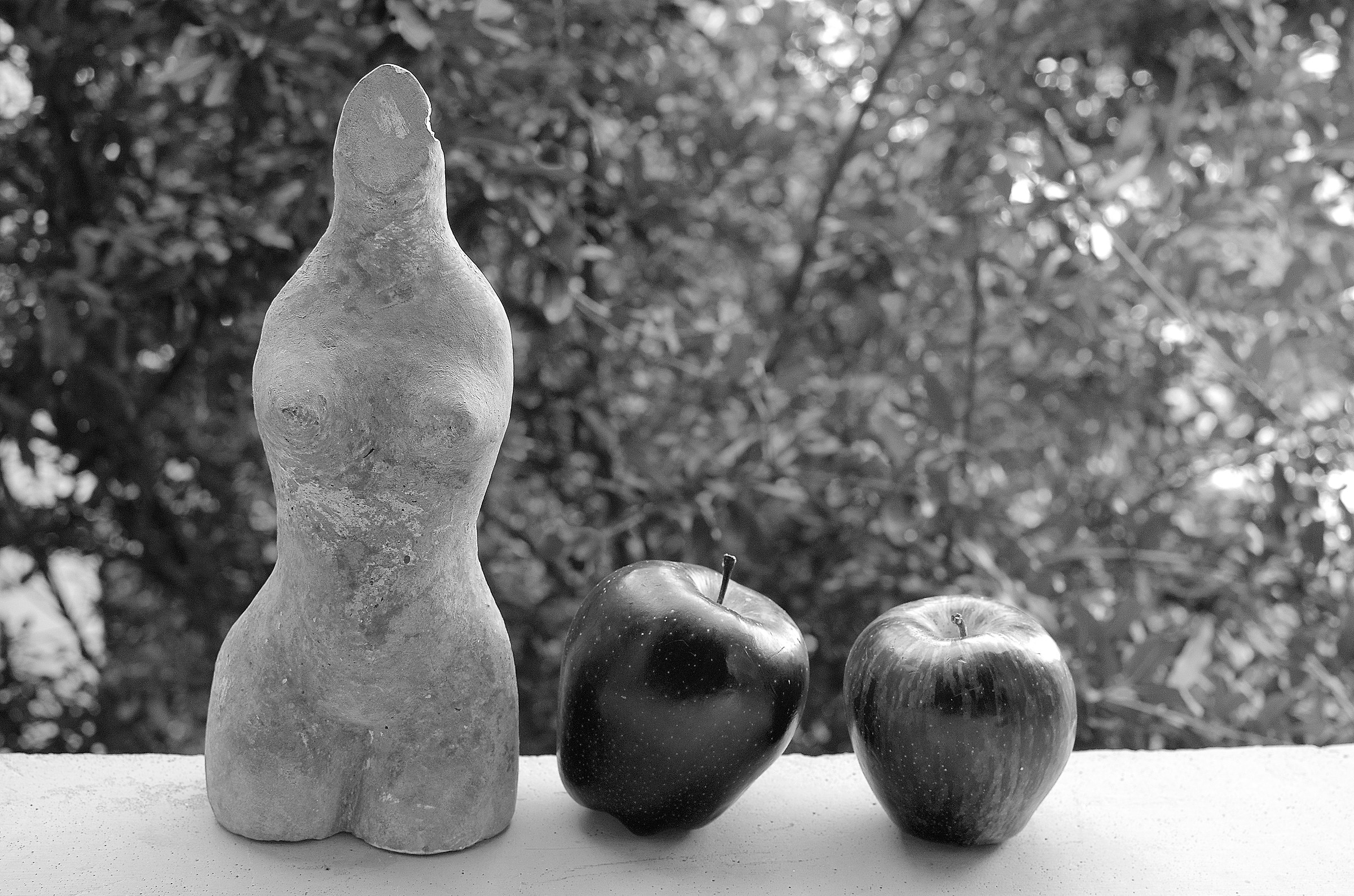 Statuette and apples